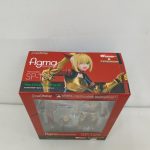 外箱を斜め上から。上面の「figma SP-129」の印字と正面の窓。