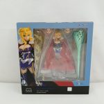 箱の正面。透明の窓の中に本体と交換用の顔、武器が入り、下に『figma 568』の文字