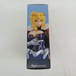 箱の細い側面。人物の上半身の絵と『figma』のロゴ