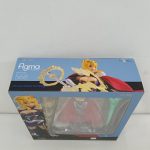 箱を斜めから写したもの。上面の『figma 568』の文字と正面の窓