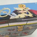 箱の角を近づけて写したもの。側面の人物の絵と白いバーコードのラベル