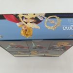 箱を斜めから写したもの。側面の絵柄と裏面の作例写真