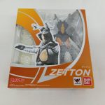 外箱の正面。窓から怪獣のフィギュアが見え、「ZETTON ゼットン」「ウルトラマン」の文字があります。