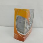外箱を斜めから撮った写真。窓の面と側面が写っています。