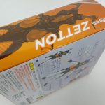 外箱を斜め上から撮った写真。側面の「ZETTON」の文字と裏面の一部が写っています。