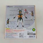 外箱の裏面。キャラクターの写真と「造形美」「オプションパーツ」「超可動」の説明、バーコードがあります。