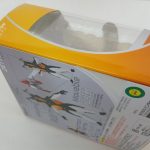 外箱を斜めから撮った写真。窓の中の本体と側面の文字が写っています。