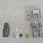 同じ部品一式を並べ替えた状態。艦橋のパーツ、ランナー、台座のパーツ。