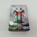 箱の正面。仮面ライダーの顔を大きく写した銀色の絵柄と作品のロゴ