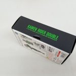 箱を斜め上から写したもの。上面の『KAMEN RIDER DOUBLE』の文字と側面の帯