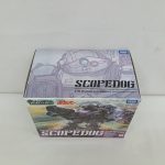 外箱を斜め上から。天面の「SCOPEDOG」の文字と正面の絵が写っています。
