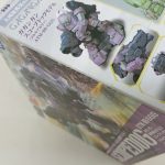 外箱の角を斜め上から。天面の商品の写真と「ガガンガン スコープドッグモデル」の文字が写っています。