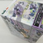 外箱を斜めから。透明フィルムに包まれた天面と側面が写っています。