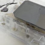 ブリスターの下段を斜めから。黒い台紙と小さなパーツ。