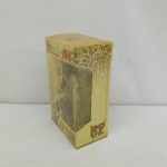 プラスチックの箱を斜めから。黄色く変色した箱と中のパッケージ。