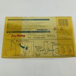 プラスチックの箱の背面。注意書き、発売元の表示、バーコード、付属パーツの説明図。