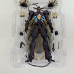 ブリスター全体を正面から。中央に本体、周りに交換用パーツ。