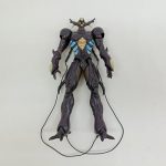 本体の正面全身。紫がかった黒の体に青緑の模様、黒いコードが伸びています。