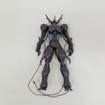 本体の背面全身。背中と脚、垂れ下がった黒いコード。