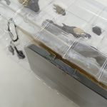 ブリスターを斜め上から。パーツが収まった区画と黒い台紙。