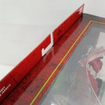 箱の上の縁を近くから写した写真。「NOT A TOY」の表記があります。