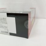 箱の底面を斜めから写した写真。シールが重ねて貼られています。