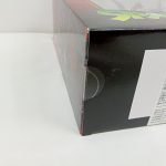 箱の角を斜めから写した写真。注意書きのシールの一部が写っています。