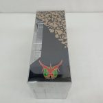 パッケージを斜め下から。底面と側面の模様、紋章のマークが写っています。