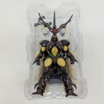 ブリスターに収まったフィギュアの全体。脚部まで写っています。