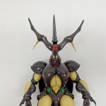 フィギュアの上半身のアップ。頭部の角、額の赤い石、胸の造形が写っています。