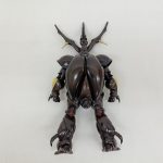 フィギュアの背面。背中の造形と脚部が写っています。