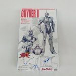 箱の背面。「GUYVER I」の印字と2体のイラスト、取り付け方の説明図。
