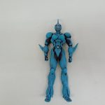 本体の正面全身。青緑色の装甲と胸の丸い部品。