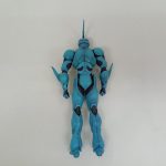本体の背面全身。背中の装甲と頭部の突起。