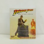 箱の正面。『INDIANA JONES ADVENTURE SERIES』の文字と、人物と石の台の絵