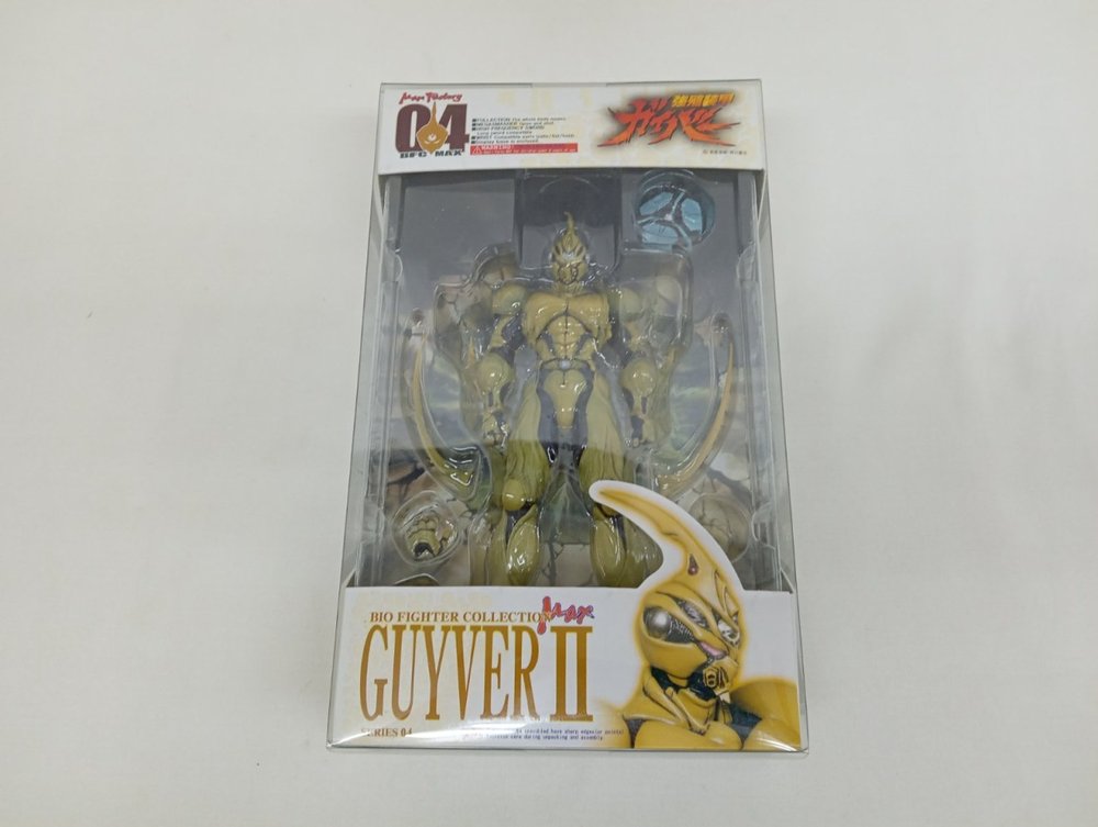 透明のパッケージの正面。黄色い装甲のキャラクターのフィギュアが入っていて「GUYVER II」の文字があります。