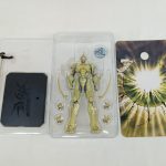 パッケージから出した内容物を並べた写真。透明トレイ、黒い台座、背景の台紙が写っています。