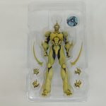 透明トレイに入った本体と交換用の手のパーツを上から撮った写真。
