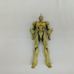 本体の全身を正面から撮った写真。黄色い装甲のキャラクターです。