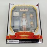 外箱の正面。窓の中に白いワンピースのフィギュアと交換用の頭部パーツがあります。「KINGDOM HEARTS III NAMINÉ」「BRING ARTS」の表記があります。