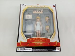外箱の正面。窓の中に白いワンピースのフィギュアと交換用の頭部パーツがあります。「KINGDOM HEARTS III NAMINÉ」「BRING ARTS」の表記があります。