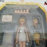 窓の部分の拡大。フィギュア本体と交換用の頭部、手のパーツ、小物が並んでいます。