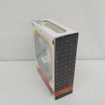 外箱を斜め横から写した写真。側面は黒地に模様が印刷されています。