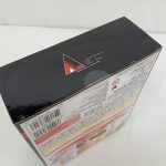 外箱を上から斜めに写した写真。上面は黒地で、側面にバーコードがあります。