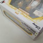 外箱の正面の一部を斜めから写した写真。「Disney」の表記と窓の中のパーツが写っています。