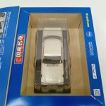 箱を開けた中を斜めから。ミニカーとふたの内側が写っています。