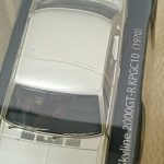 ミニカーの上面のアップ。ルーフとフロントガラス、台座の「Nissan Skyline 2000GT-R KPGC10（1970）」の表示が写っています。
