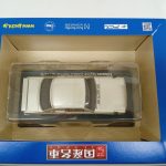 箱を開けた中を上から。透明カバーごしにミニカーの全体が写っています。