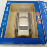 箱を開けた中を斜め上から。ミニカーとふたの内側の写真が写っています。