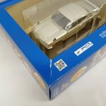 箱の中のミニカーを斜め上から。車体の前部が写っています。